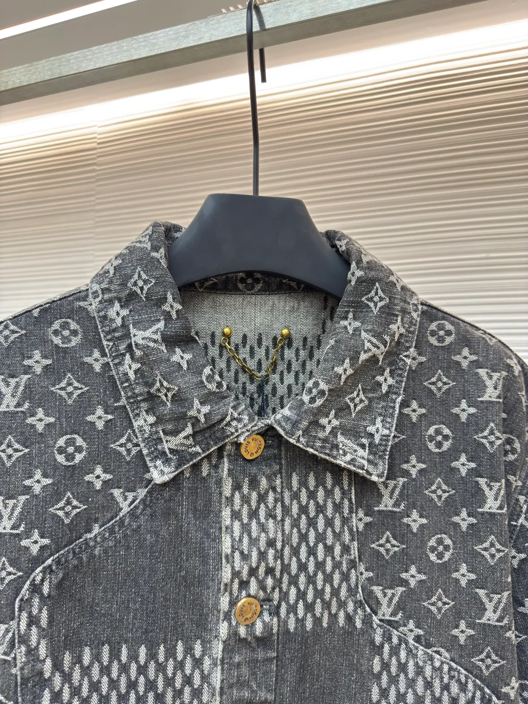 LOUIS VUITTON x Nigo classic checkerboard denim jacket ●Authentic product: purchased and developed by 14309 ●Item number: 1680328-B60 ●Fabric: denim fabric ●Technology: jacquard production ●Version: fitted version ●Weight: about 1015 grams ●Size: 46-48-50-52 ●Description: After manual typesetting and positioning and cutting, the fabric wear is very large, the cuffs are aligned, the back jacquard is lined up horizontally, the front and back splicing process perfectly restores the original effect, the jacquard pattern size and spacing are the same, the pattern width is consistent, and the workmanship is very complicated. The overall wiring is straight and delicate, the fabric is comfortable and soft, and the color is consistent without color difference. It can be matched with the same style to create a fashionable look and control various occasions. Customized accessories, complete with three standards, same style for men and women!